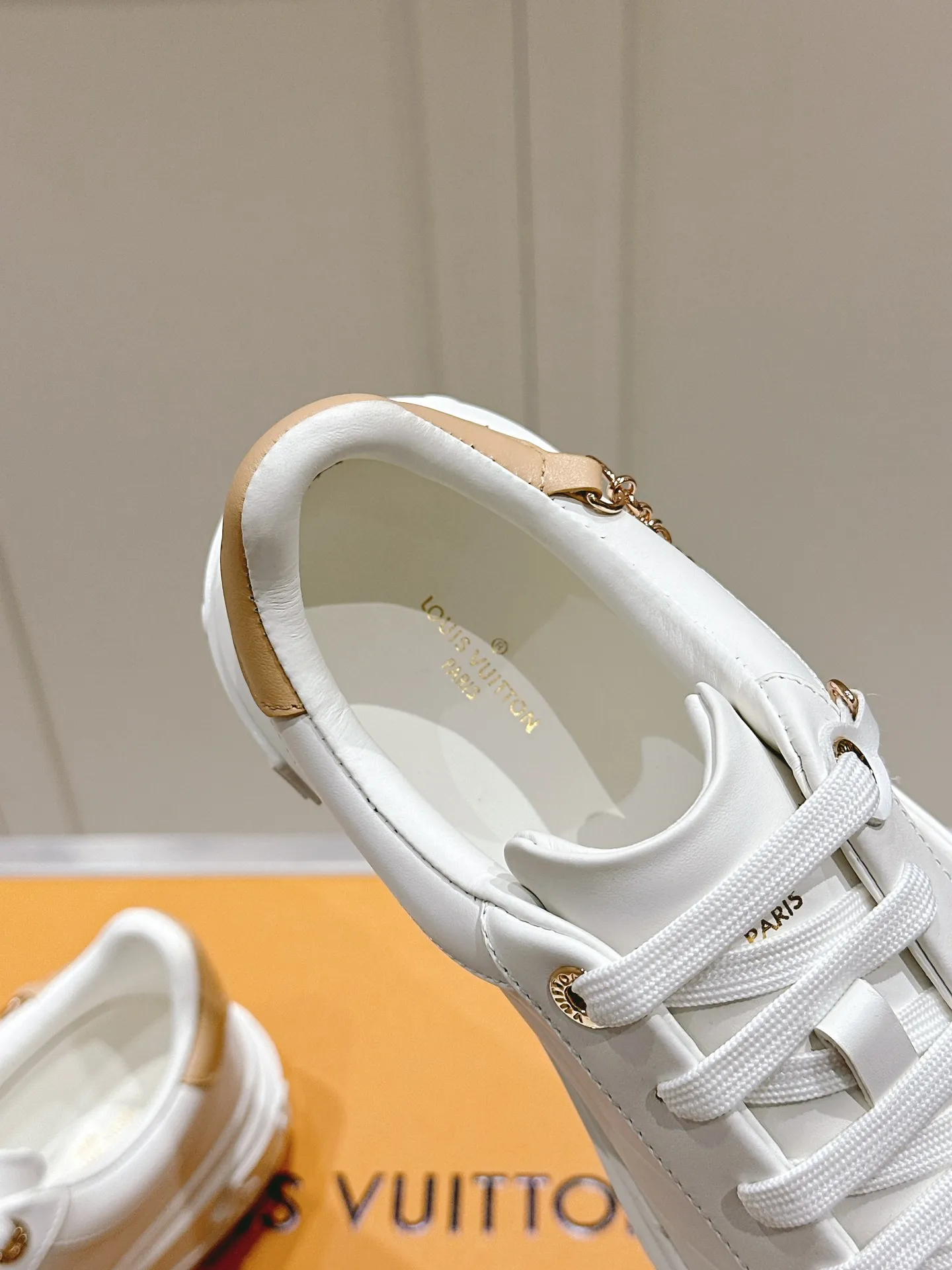 👟👟Ex-factory price 560👟👟 LV new white shoes, four-leaf clover🍀sunflower🌞 charm, add naughty and lively color to simple white shoes, easy to wear and durable, code number: 35+40 (41 customized)